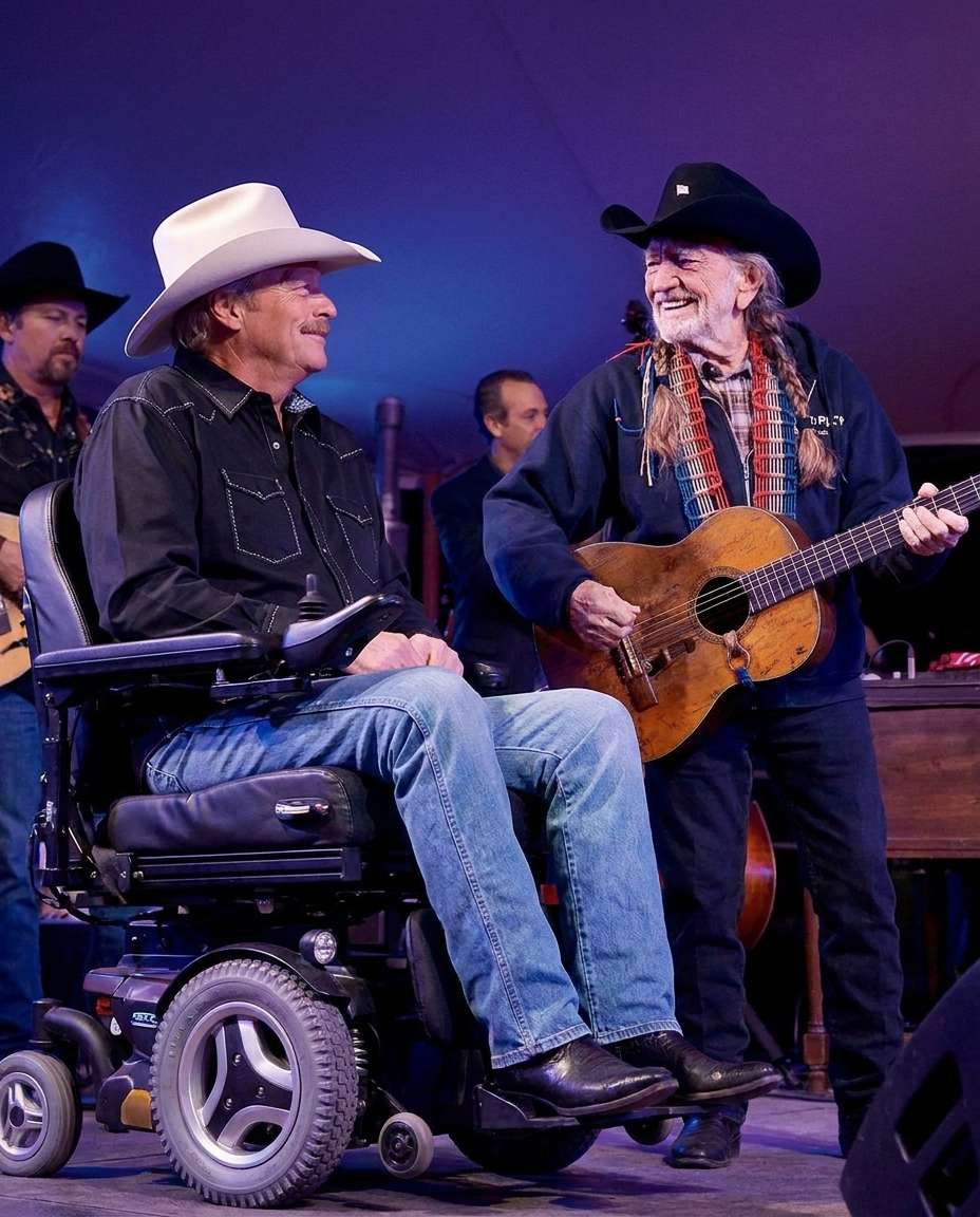 WHEN WILLIE NELSON STOOD BESIDE ALAN JACKSON, COUNTRY MUSIC FELT LIKE A PRAYER