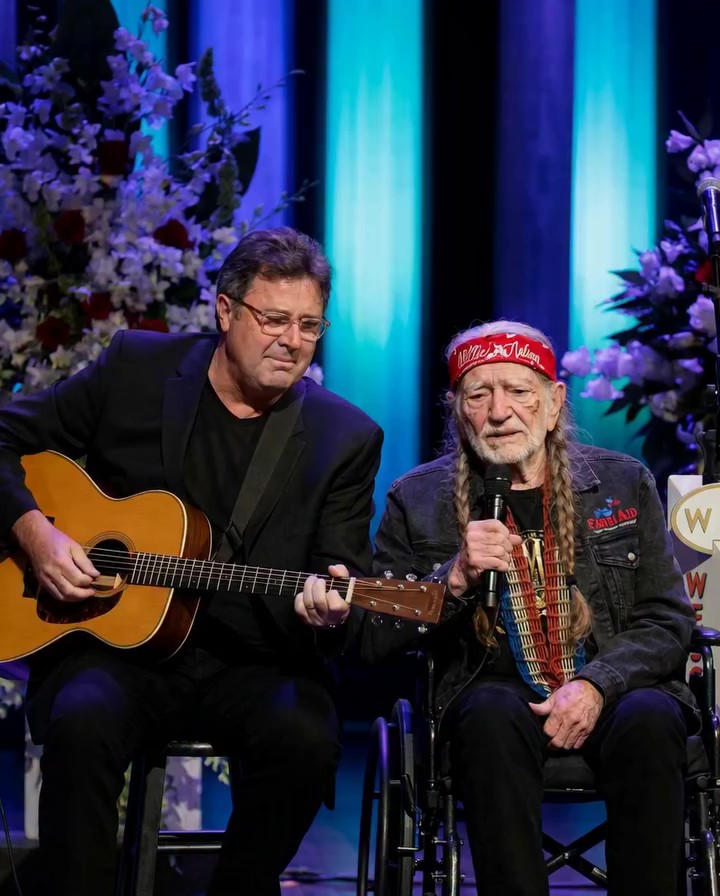 THE NIGHT NASHVILLE STOOD STILL: VINCE GILL STEPS IN AS WILLIE NELSON’S VOICE FALTERS