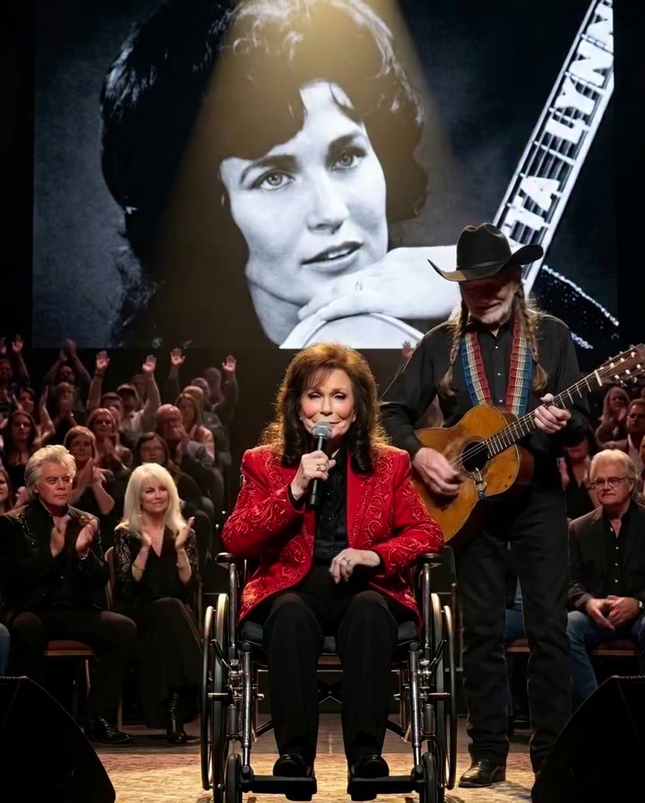 WHEN WILLIE NELSON PLACED THE MICROPHONE IN LORETTA LYNN’S HAND, NASHVILLE WITNESSED A GOODBYE THAT FELT LIKE COUNTRY MUSIC ITSELF