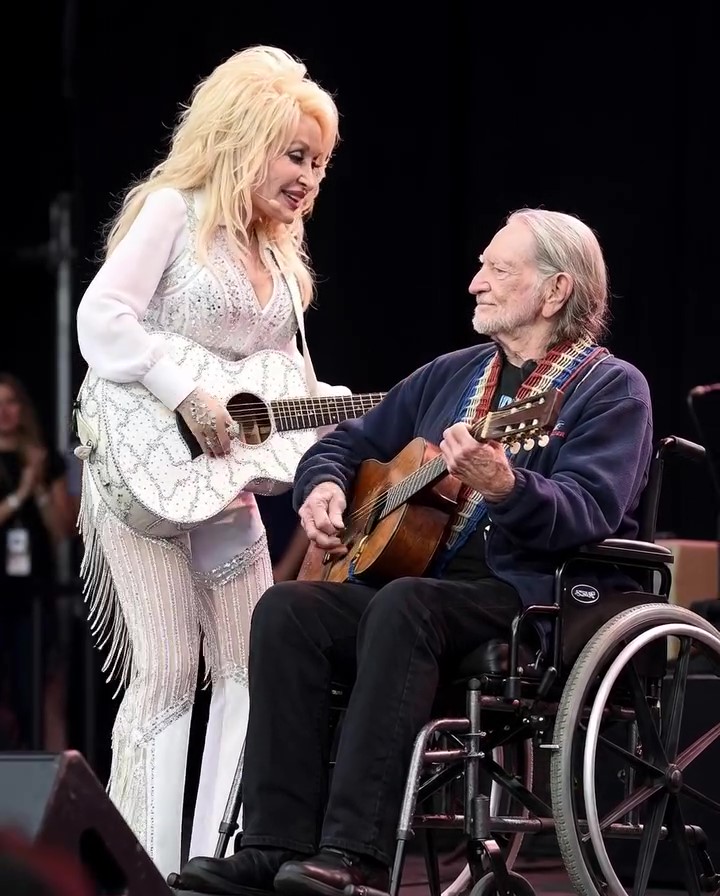 A SONG BORN ON AN AIRPLANE BECAME A COUNTRY ANTHEM — AND DOLLY PARTON MADE IT FEEL LIKE HOME AGAIN